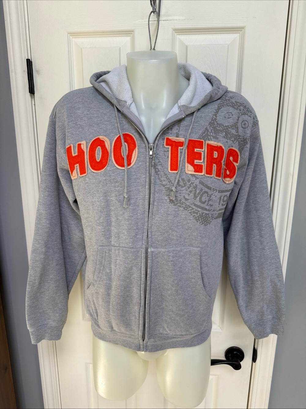 HOOTERS Patch Logo Gray Full Zip Hoodie Hooded Sweatshirt Y2K since 1983 sz L